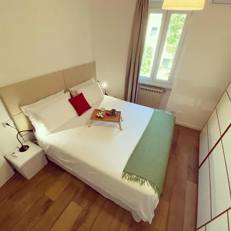 Casa Carolina: King Size Bed Across From Golden Desenzano del Garda