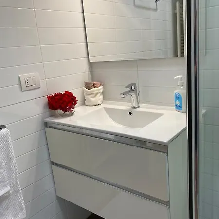 Casa Carolina: King Size Bed Across From Golden * Desenzano del Garda