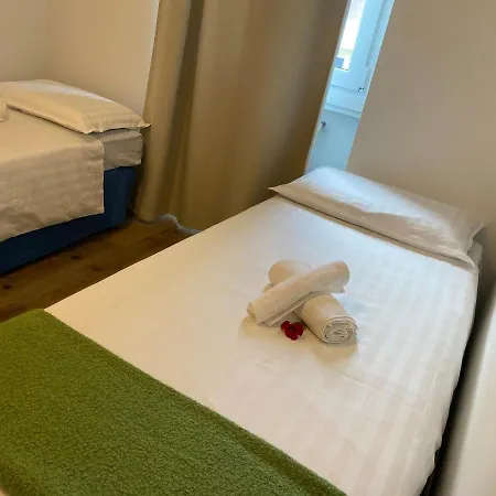 Casa Carolina: King Size Bed Across From Golden Apartment *