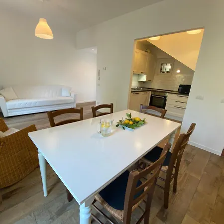 Casa Carolina: King Size Bed Across From Golden Desenzano del Garda